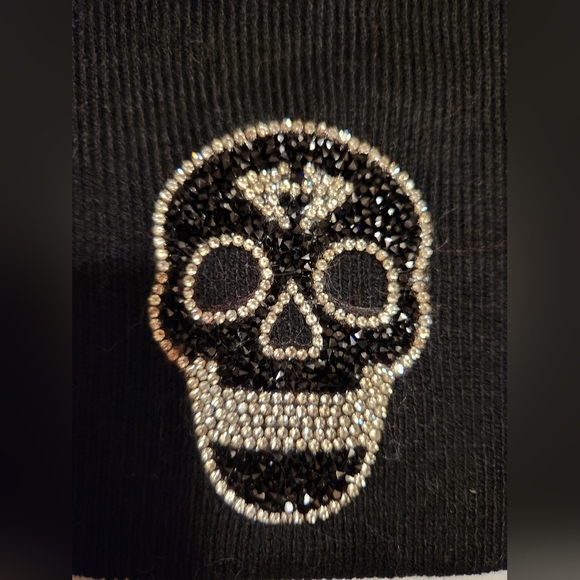 New Beanie hat with skull embellishment & pom-pom - Picture 5 of 6